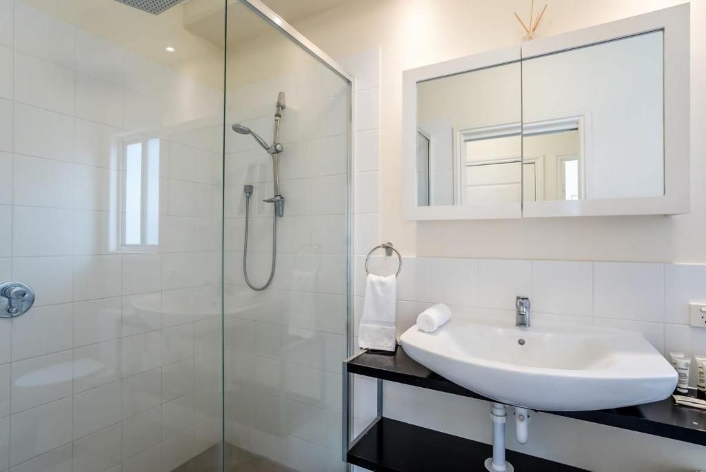Gallery image of Modern Top Floor 2BR With Private Deck in Brisbane