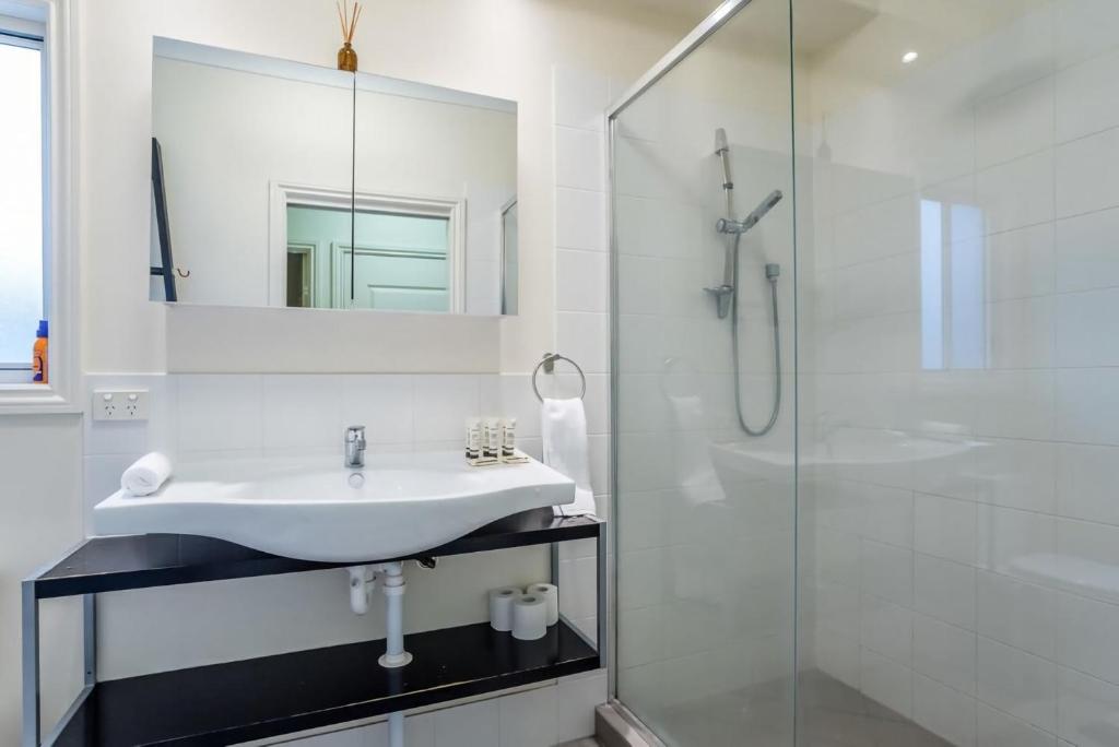 Gallery image of Modern Top Floor 2BR With Private Deck in Brisbane