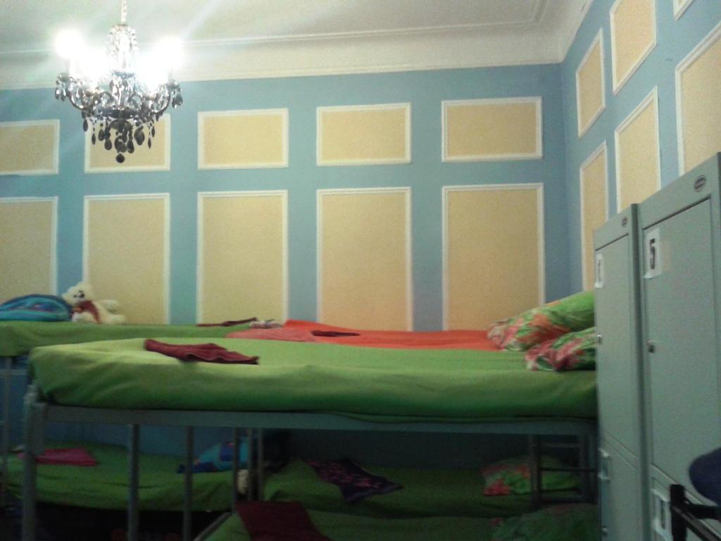 - une chambre avec des murs bleus et verts et un lit dans l'établissement Yourhostel Olimpiyskiy, à Kiev