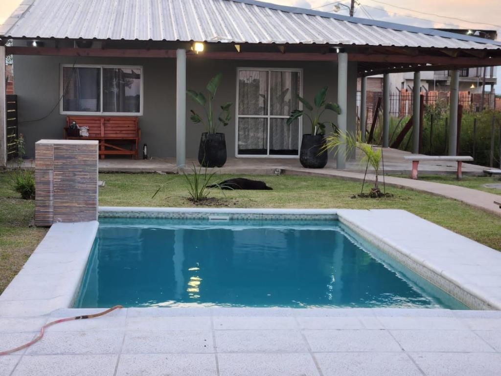ein Swimmingpool vor einem Haus in der Unterkunft Quinta Don Mario in Riachuelo