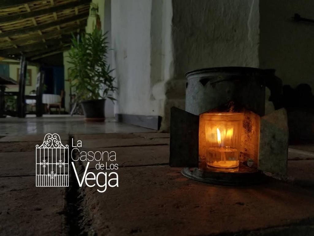 Una vela sentada en el suelo en una habitación en Casa Vega, en Izalco