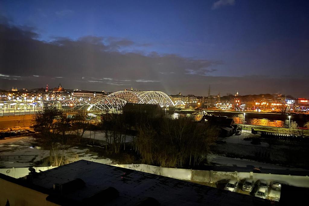 een uitzicht op een stad 's nachts met lichten bij No̱410 City View Apartment & free private parking in Krakau
