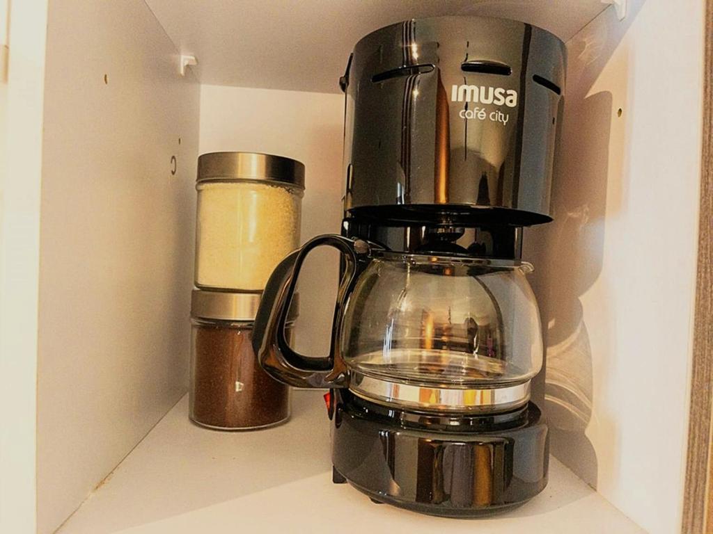 une cafetière assise au-dessus d'un comptoir dans l'établissement Apartasuite en el Corazón del Eje Cafetero, à Pereira