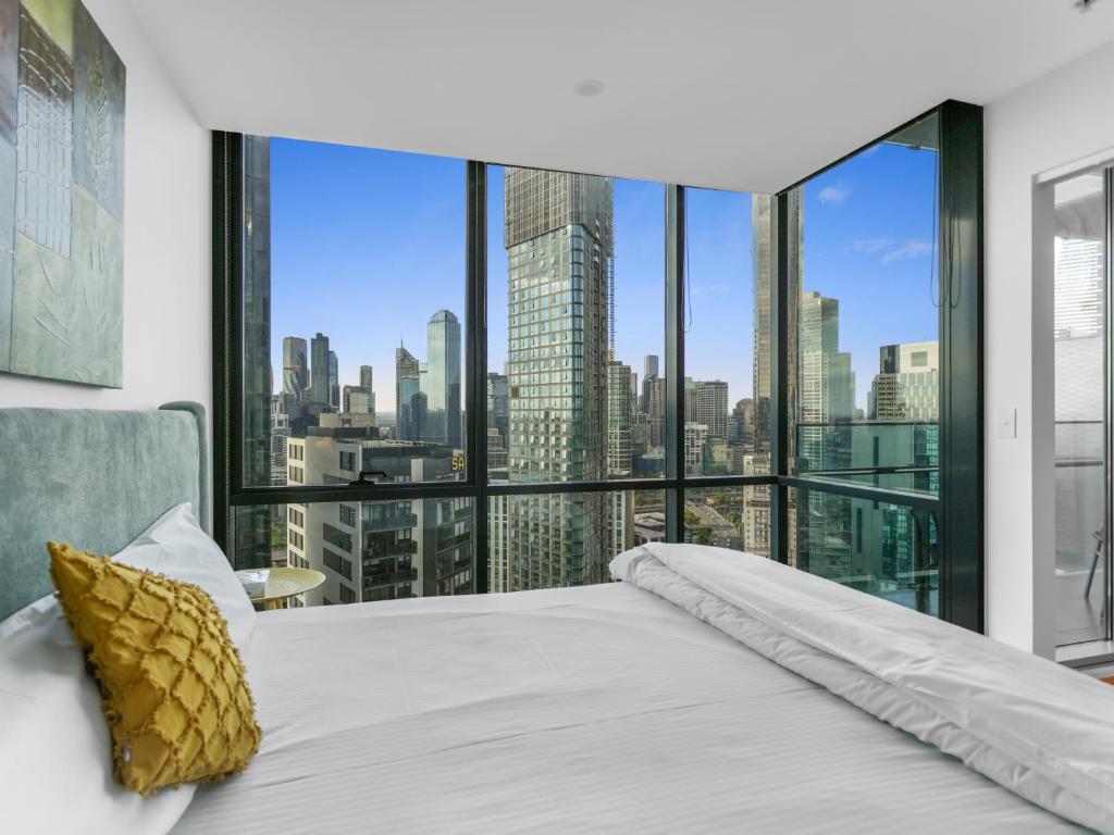 メルボルンにある37th Floor City Views Luxury Apartment and Parkingのベッドルーム1室(ベッド1台付)が備わります。