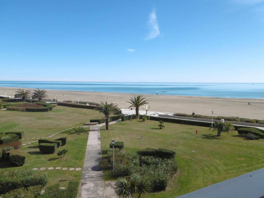 d'un balcon offrant une vue sur la plage et l'océan. dans l'établissement Canet-en-Roussillon - T2 cabine - 6 pers - Garage fermé - WIFI - FR-1-794-126, à Canet