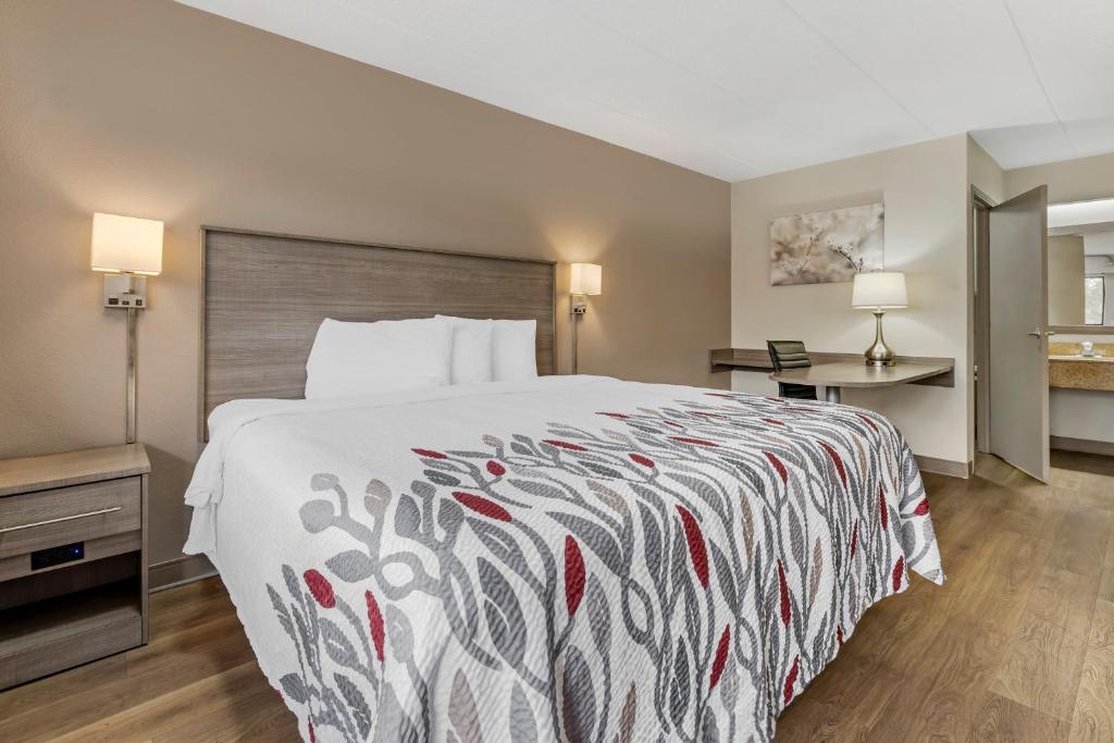 Postel nebo postele na pokoji v ubytování Red Roof Inn Parsippany