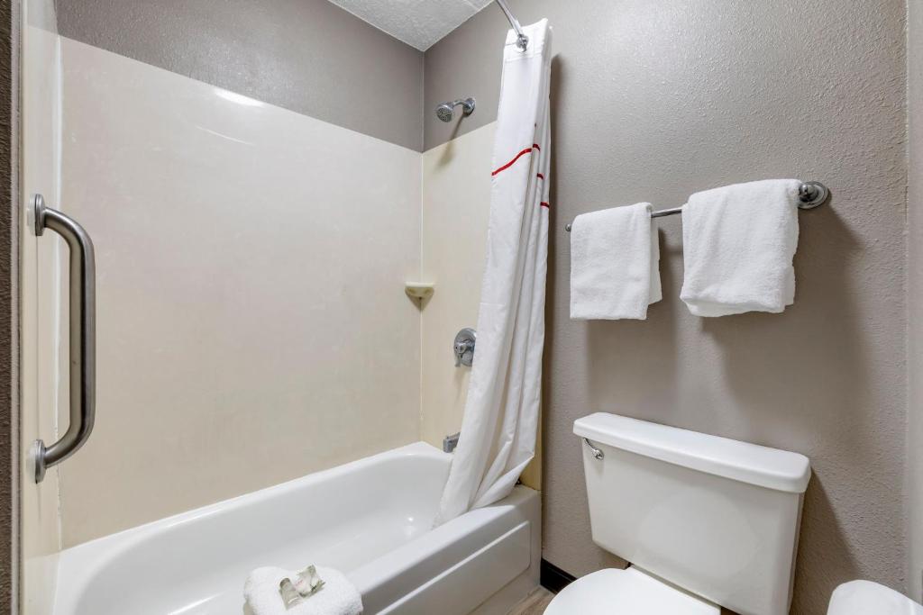 Koupelna v ubytování Red Roof Inn Parsippany