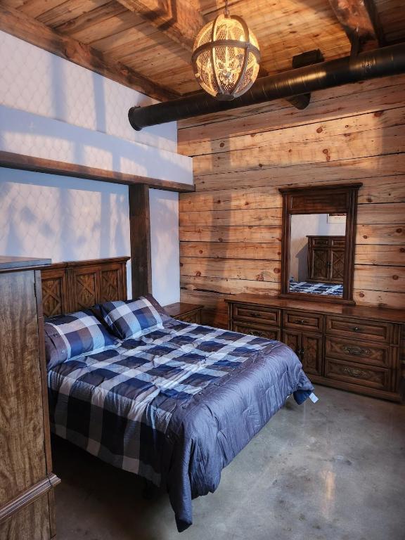 Postel nebo postele na pokoji v ubytování Rustic Elegance in St Malo