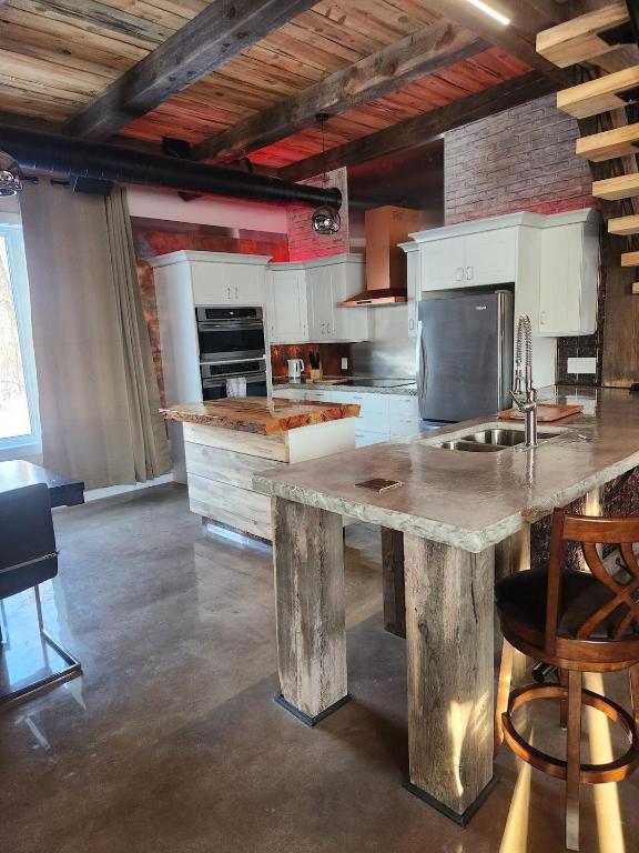 Kuchyň nebo kuchyňský kout v ubytování Rustic Elegance in St Malo