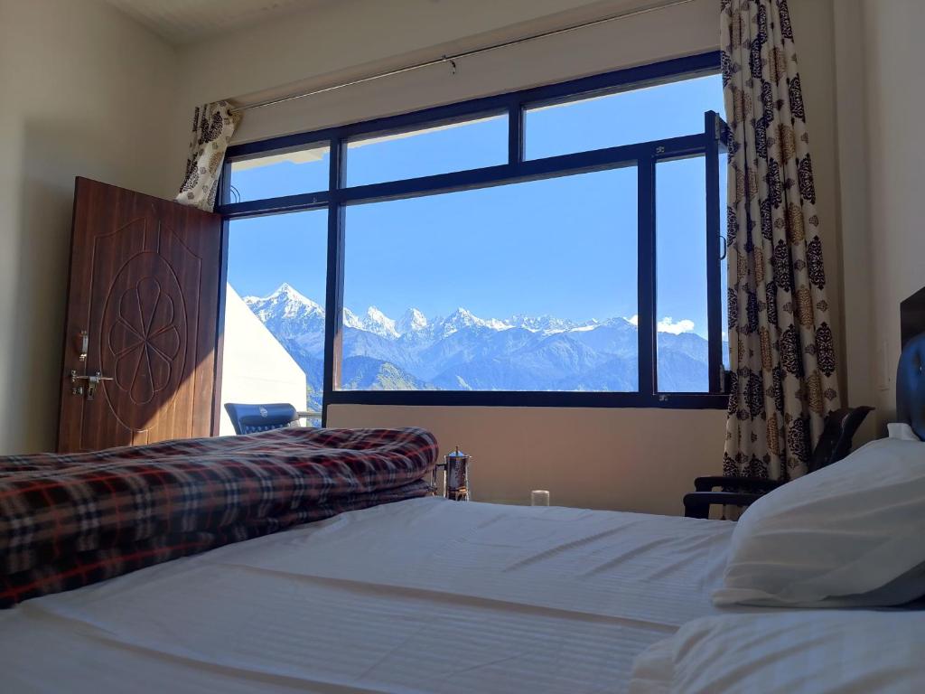 Postel nebo postele na pokoji v ubytování NAVRAJ homestay