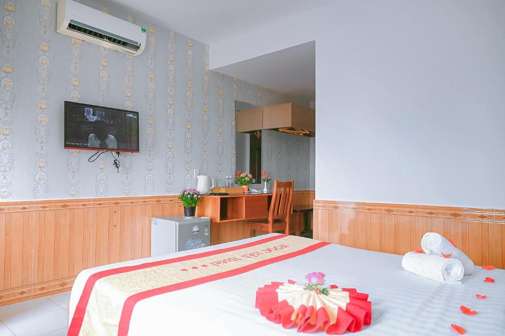 TV a/nebo společenská místnost v ubytování Ngọc Hân Hotel By The Moment