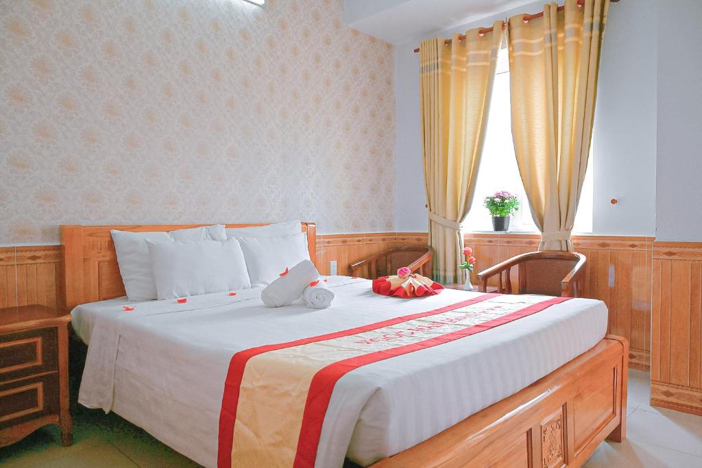 Postel nebo postele na pokoji v ubytování Ngọc Hân Hotel By The Moment
