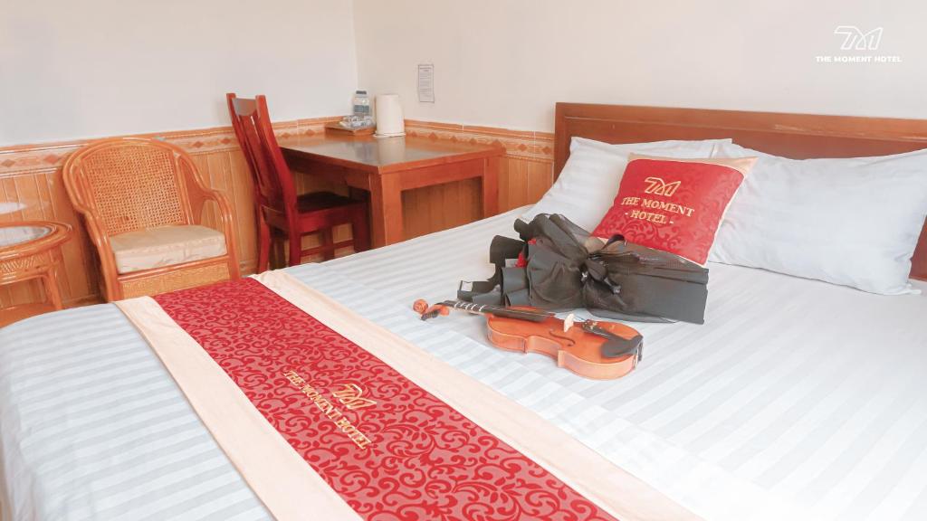 Postel nebo postele na pokoji v ubytování Ngọc Hân Hotel By The Moment