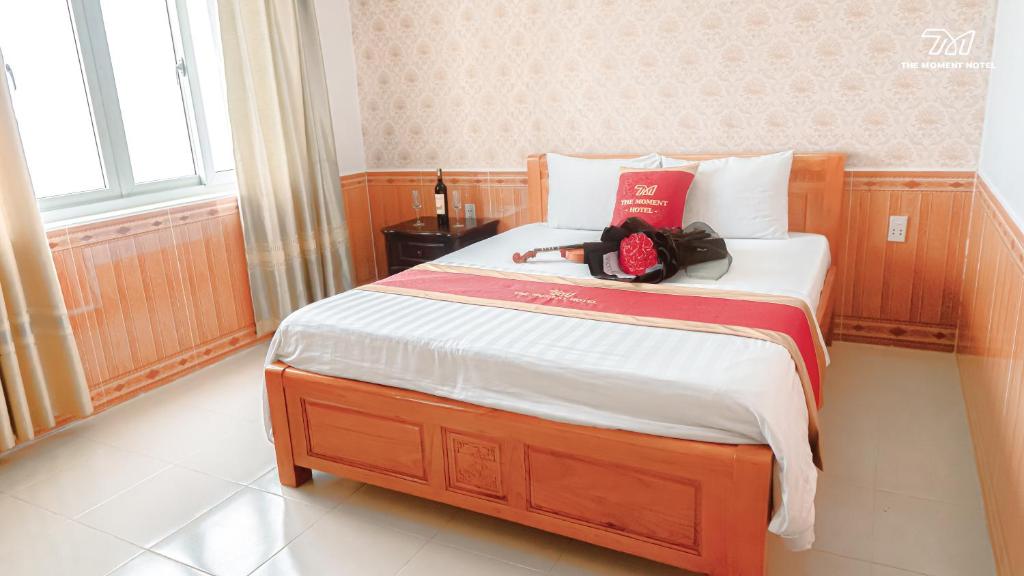 Postel nebo postele na pokoji v ubytování Ngọc Hân Hotel By The Moment