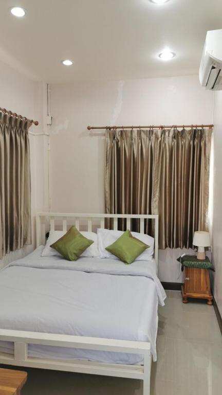 Postel nebo postele na pokoji v ubytování M-Plus Homestay Sukhothai