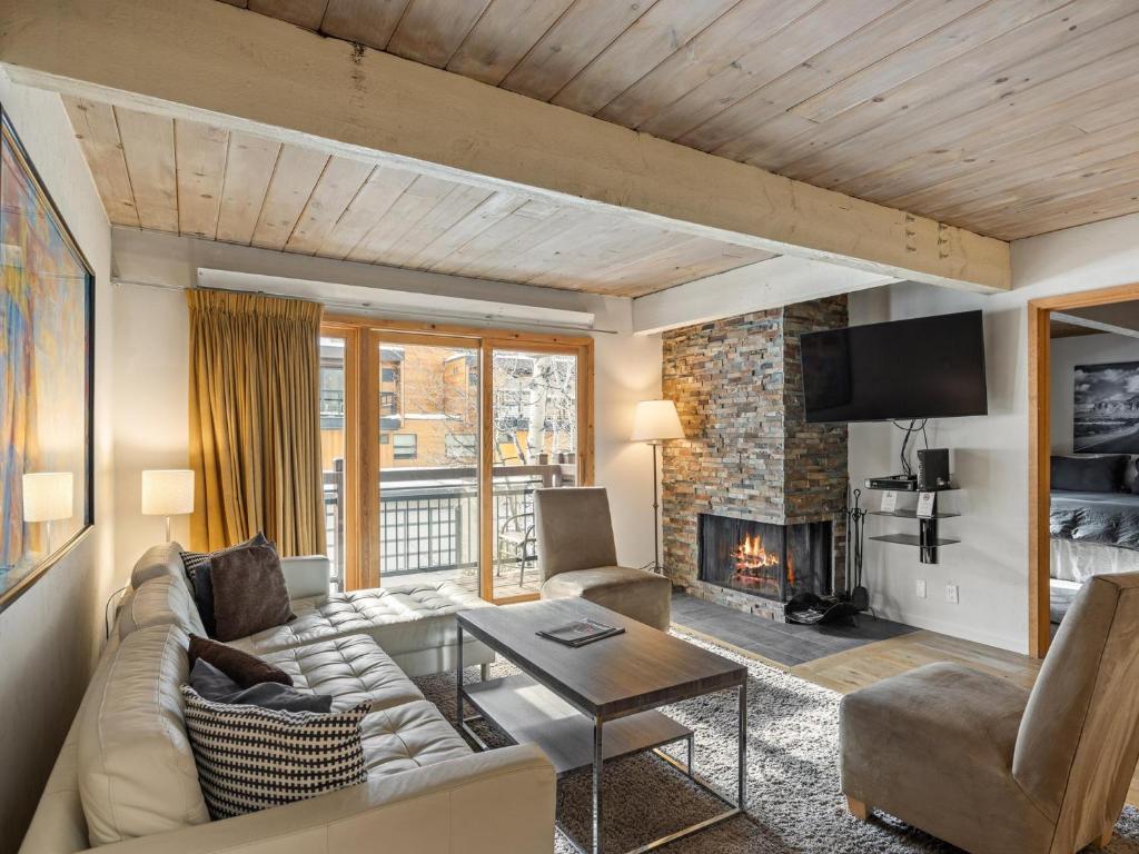 Lift One Condominiums - 1, 2, 3 Bedroom Units Adjacent To Downtown Aspen photo