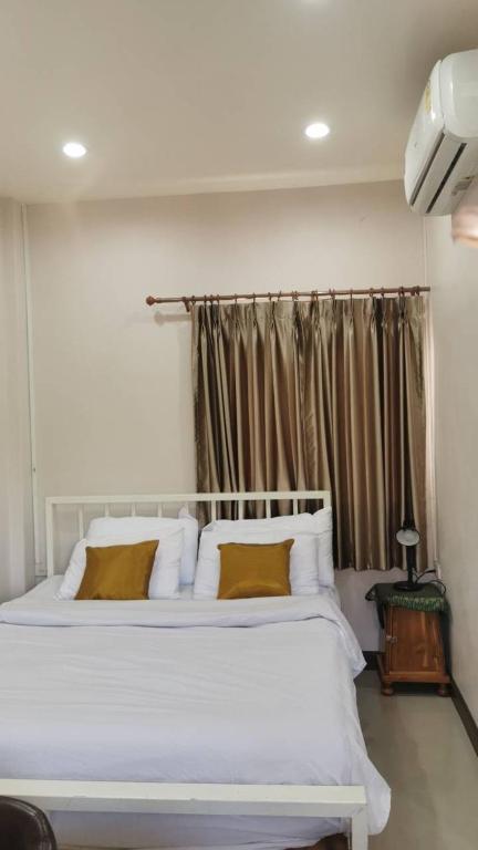 Postel nebo postele na pokoji v ubytování M-Plus Homestay Sukhothai