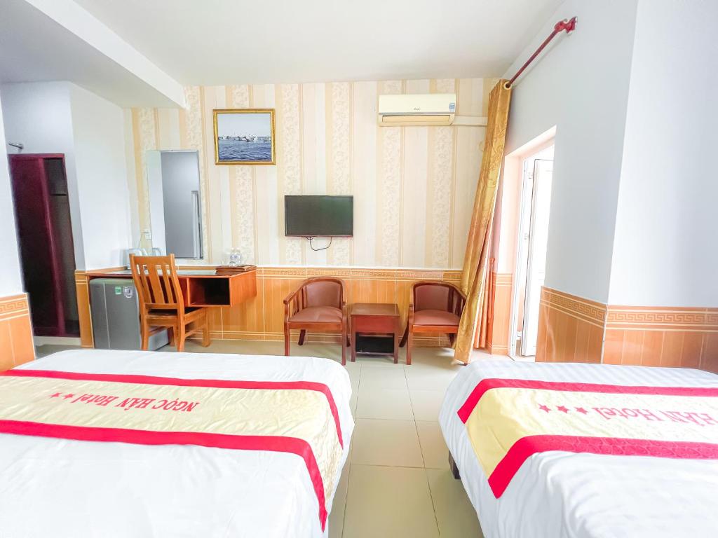 Postel nebo postele na pokoji v ubytování Ngọc Hân Hotel By The Moment