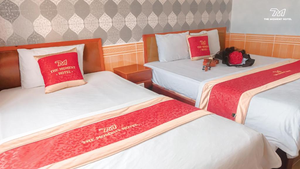 Postel nebo postele na pokoji v ubytování Ngọc Hân Hotel By The Moment