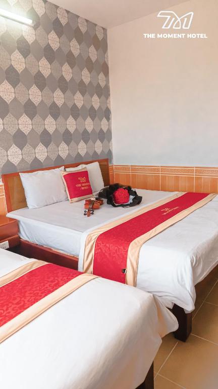 Postel nebo postele na pokoji v ubytování Ngọc Hân Hotel By The Moment