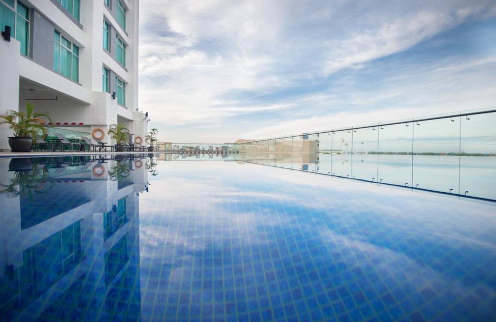 Bazén v ubytování Zenith Hotel Kuantan nebo v jeho okolí