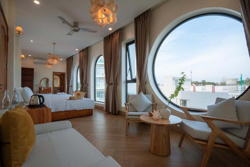 a large room with a bed and a large window at Sunsea House-Đá Đĩa Phú Yên in Tuy An