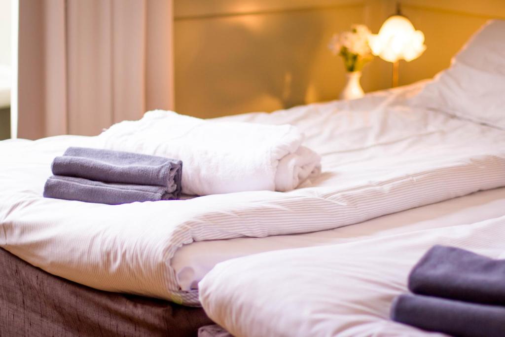 Postel nebo postele na pokoji v ubytování Waxholms Hotell