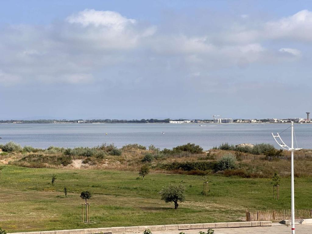 une vue sur une grande étendue d'eau dans l'établissement Appartement 2 Pièces VUE MER avec Parking et Clim - 4 Pers - FR-1-731-124, au Grau-du-Roi