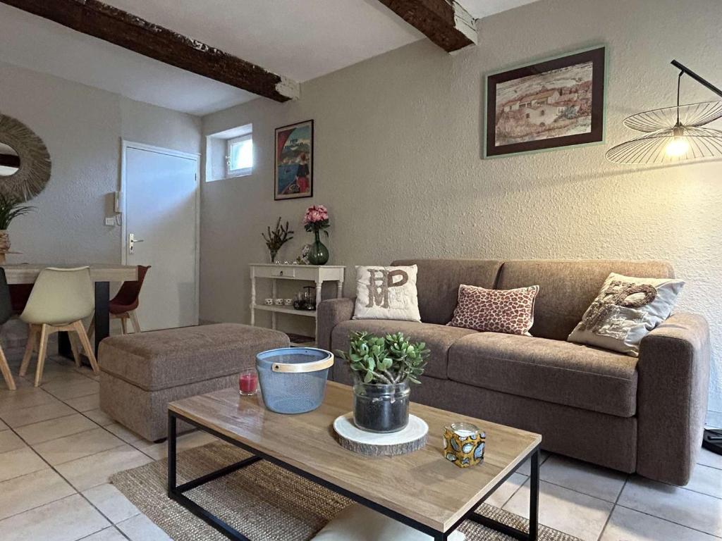 un salon avec un canapé et une table dans l'établissement Appartement 2 pièces rénové au cœur de Banyuls, climatisé, proche plage - FR-1-225C-157, à Banyuls-sur-Mer
