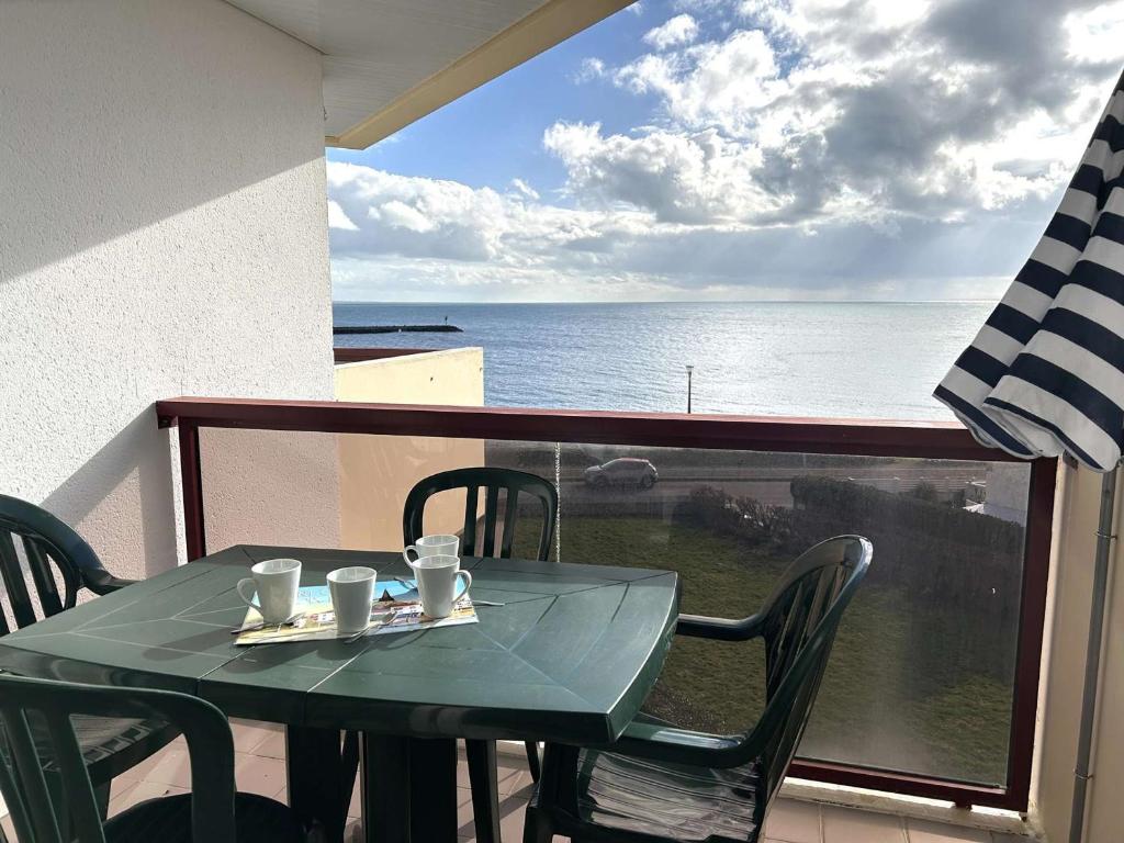 une table et des chaises avec vue sur l'océan dans l'établissement Appartement 1 pièce, 4 couchages, Saint Gilles Croix de Vie, Parking - FR-1-224-816, à Saint-Gilles-Croix-de-Vie