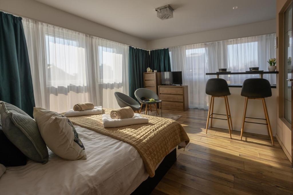 Postel nebo postele na pokoji v ubytování HelloWine Apartman II