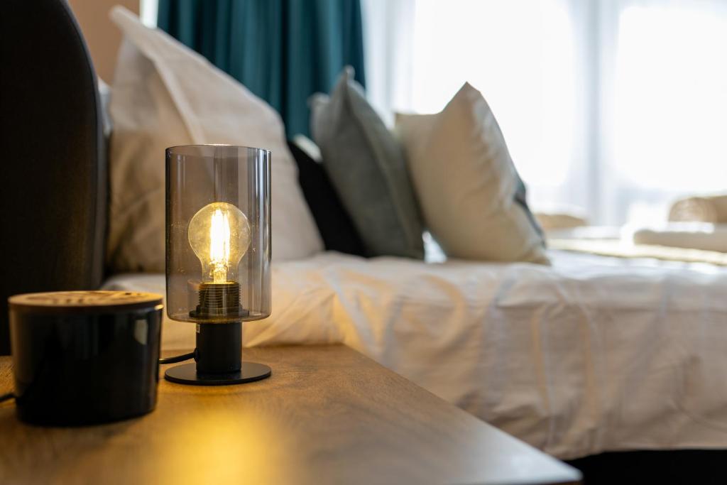 Postel nebo postele na pokoji v ubytování HelloWine Apartman II