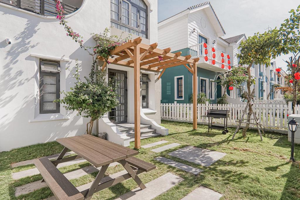 a wooden picnic table in the yard of a house at Nhà A Trí in Bình Tú
