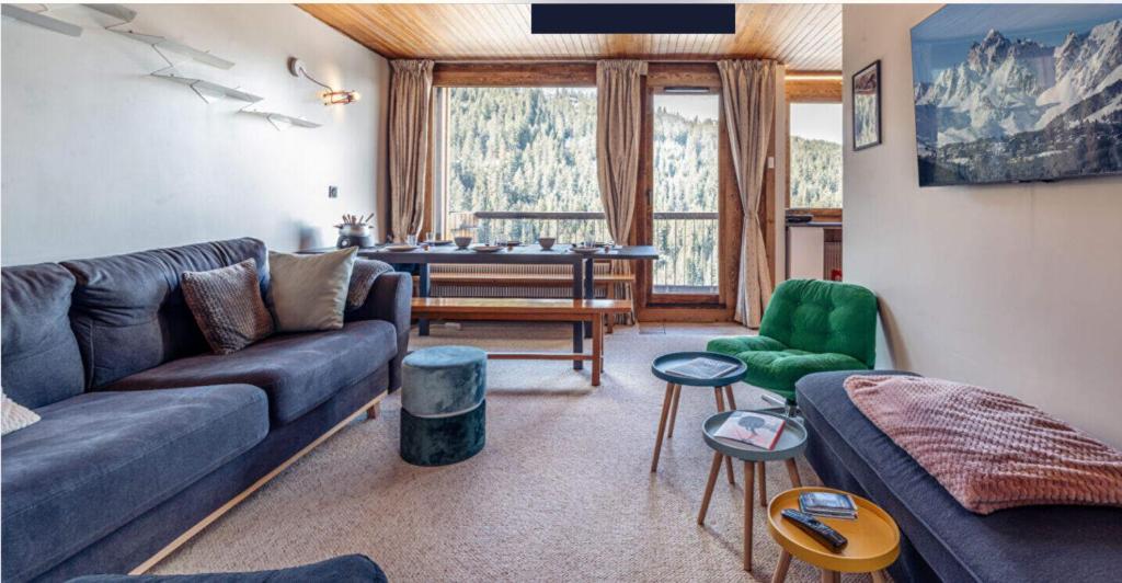 un salon avec un canapé et une table dans l'établissement Meralouva 1650 Domaine de l Ariondaz Courchevel, à Courchevel