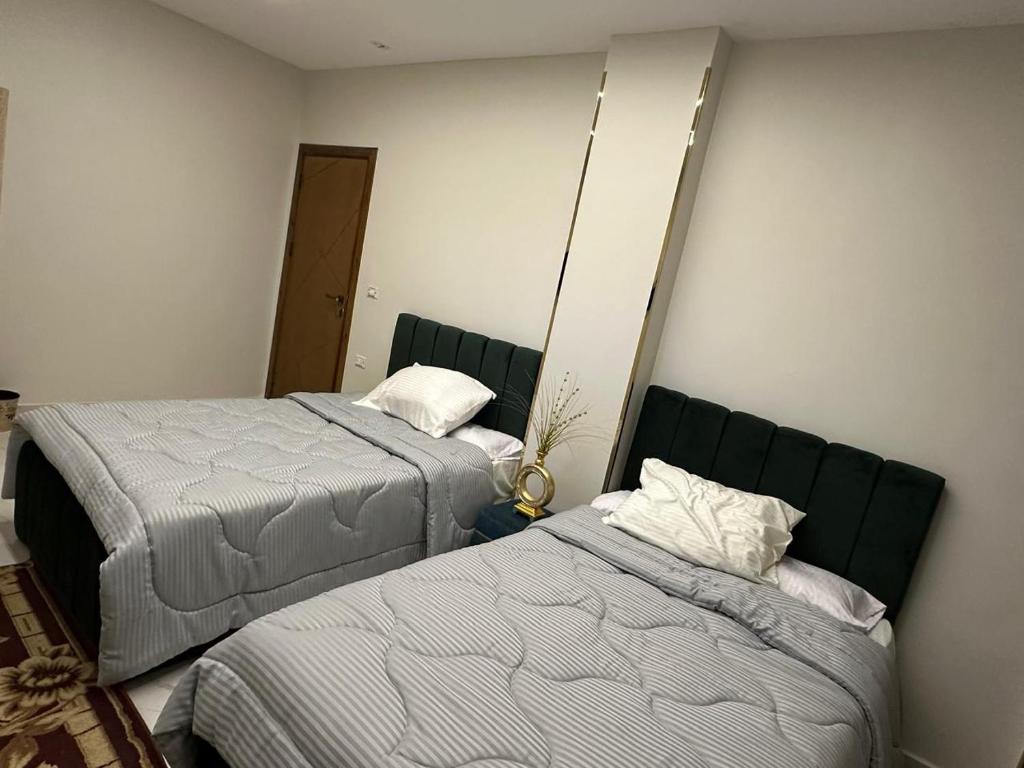 Łóżko lub łóżka w pokoju w obiekcie Hapi Pyramids Hotel