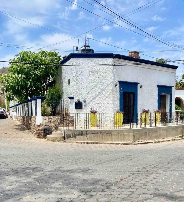 a white building on the side of a street at Casa Historica Colonial in Álamos