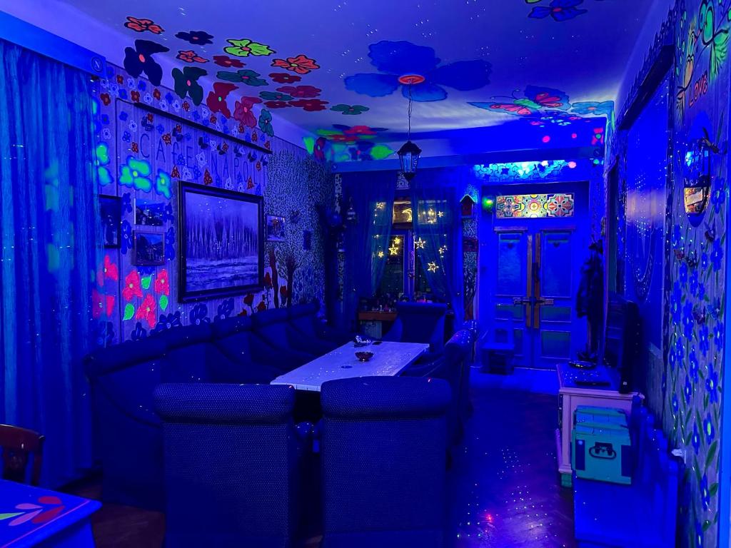 TV a/nebo společenská místnost v ubytování Napoli Nataxtari hotel,pool,bar,kamping