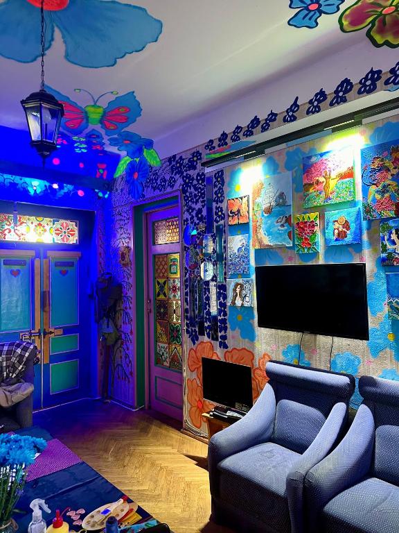 TV a/nebo společenská místnost v ubytování Napoli Nataxtari hotel,pool,bar,kamping