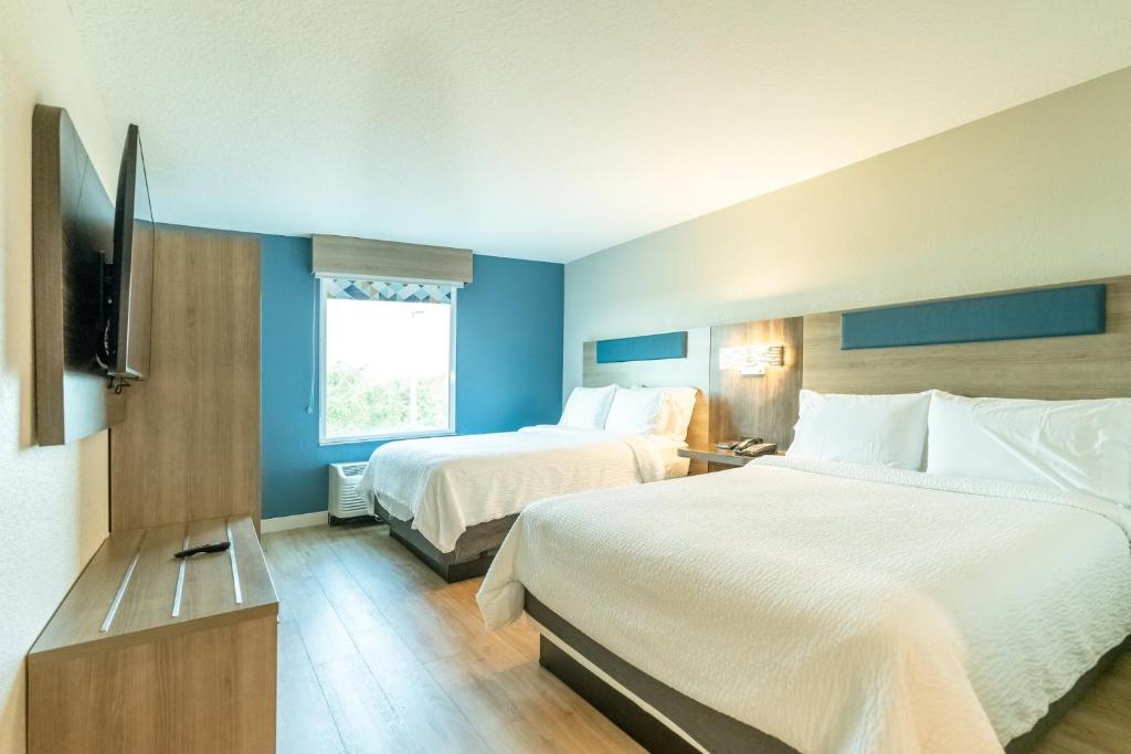 Postel nebo postele na pokoji v ubytování Holiday Inn Express Hotel & Suites Cocoa Beach by IHG