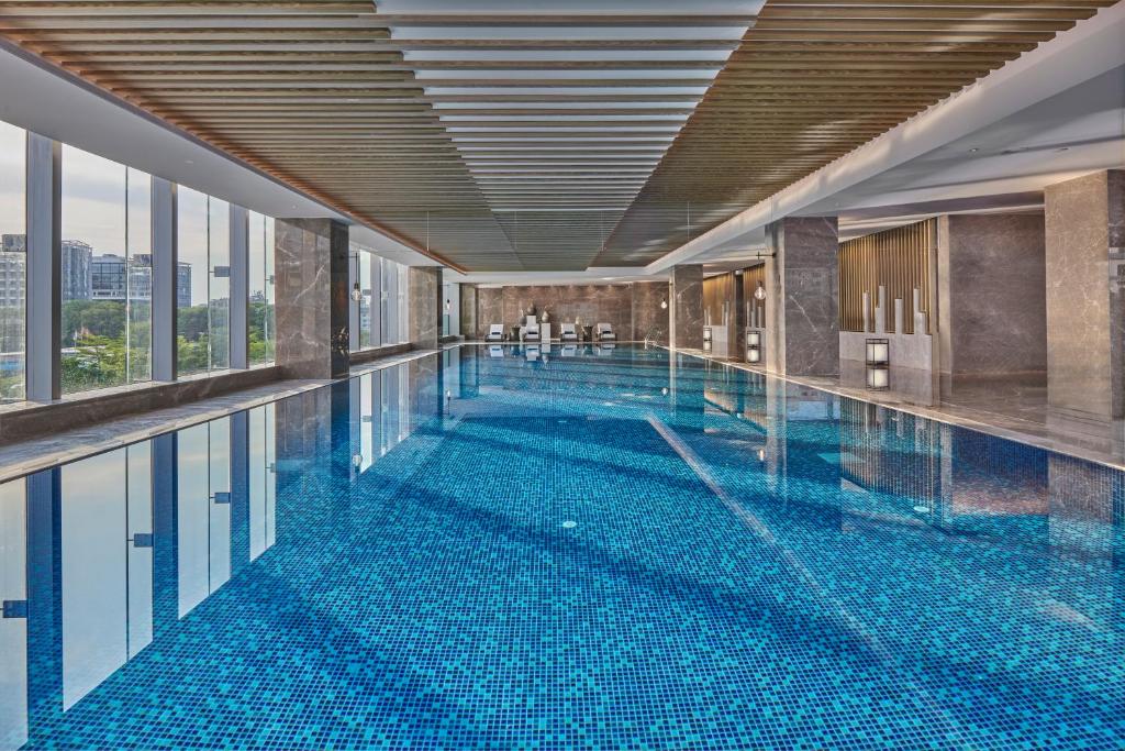 Bazén v ubytování DoubleTree by Hilton Shenzhen Airport nebo v jeho okolí