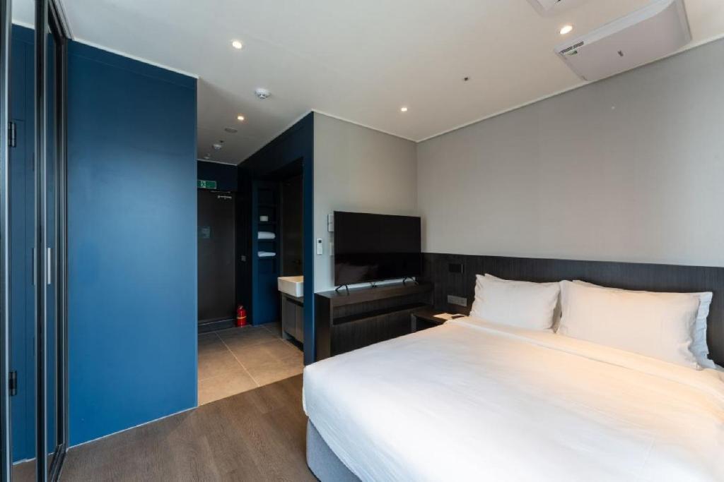 Postel nebo postele na pokoji v ubytování Homes Stay Myeongdong