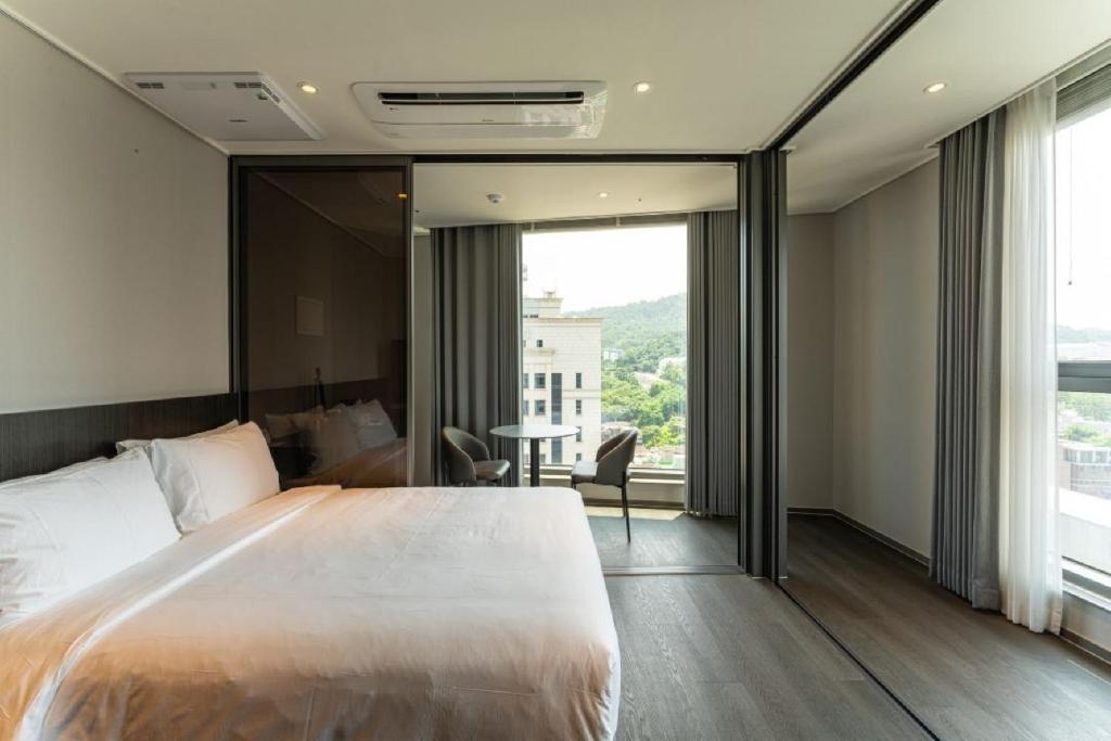 Postel nebo postele na pokoji v ubytování Homes Stay Myeongdong