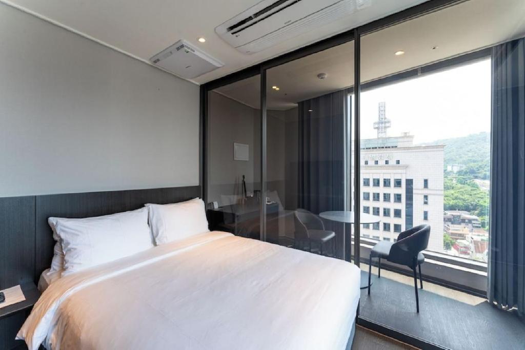 Postel nebo postele na pokoji v ubytování Homes Stay Myeongdong