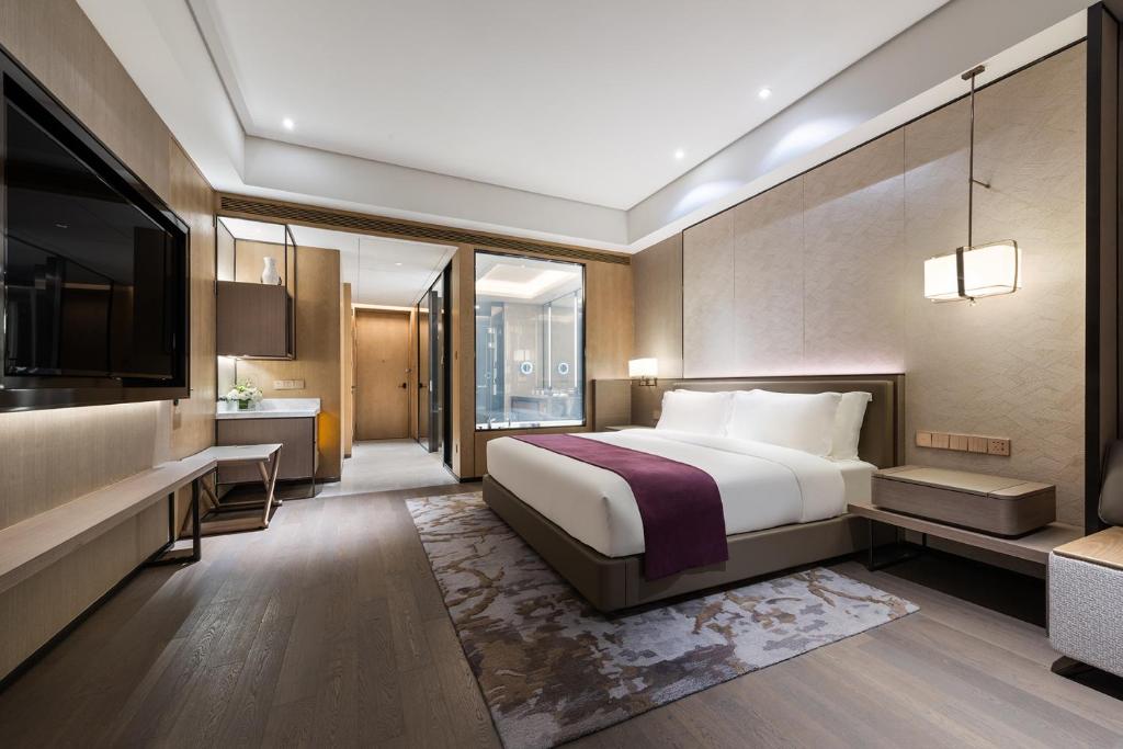 Postel nebo postele na pokoji v ubytování Grand Mercure Shanghai Lingang