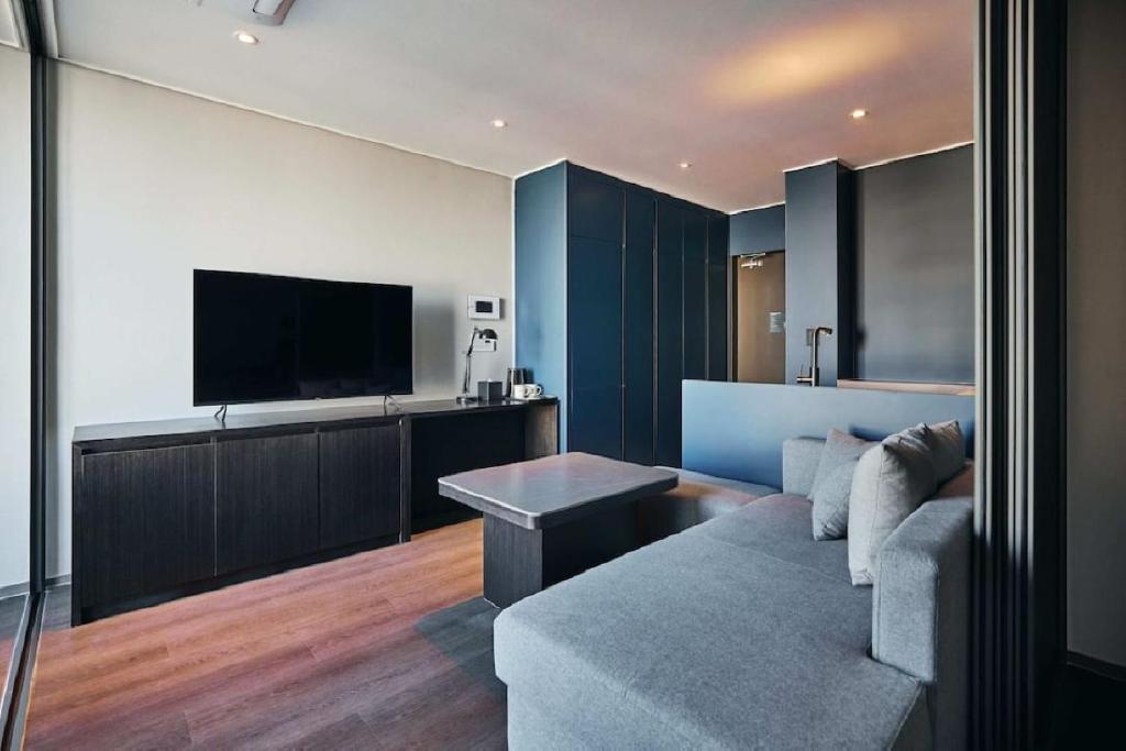 TV a/nebo společenská místnost v ubytování Homes Stay Myeongdong