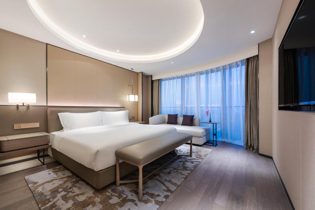 Postel nebo postele na pokoji v ubytování Grand Mercure Shanghai Lingang