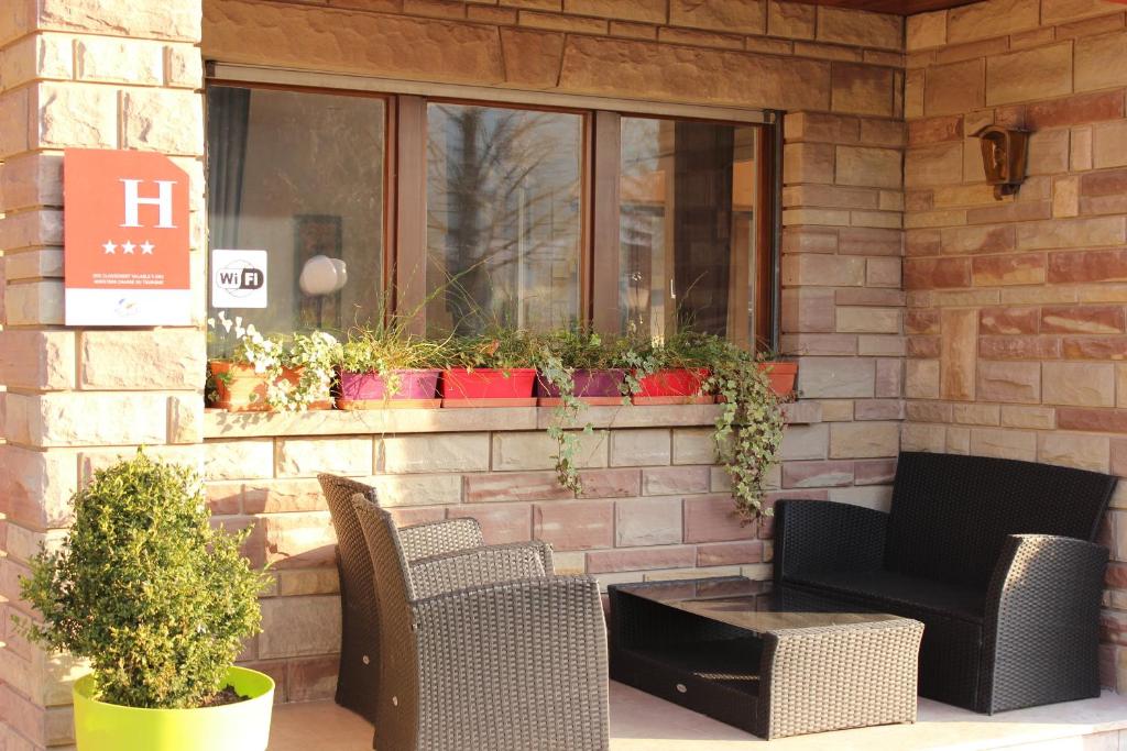 Posezení v ubytování Hôtel Restaurant Le Kastelberg, The Originals Boutique