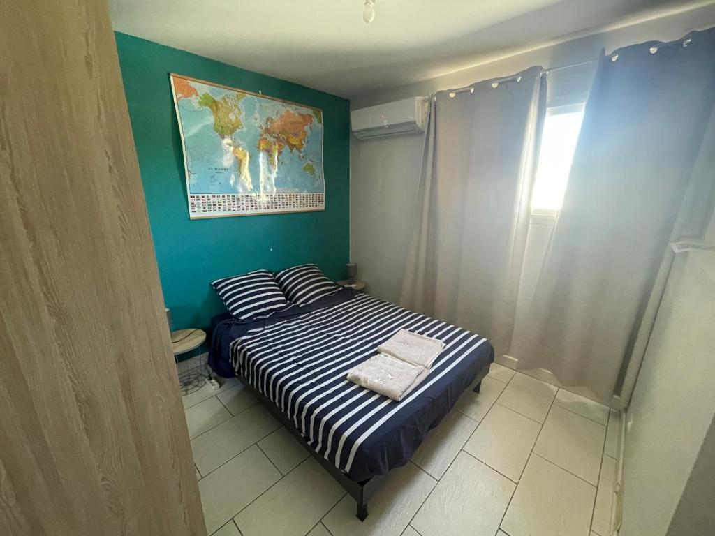 Postel nebo postele na pokoji v ubytování Chambre lit double à 3 mins à pied du Lagon Salines les bains
