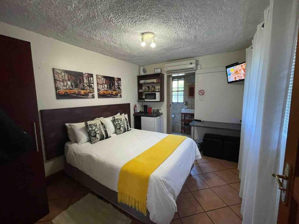 Ένα ή περισσότερα κρεβάτια σε δωμάτιο στο Steenbok Self Catering Accommodation