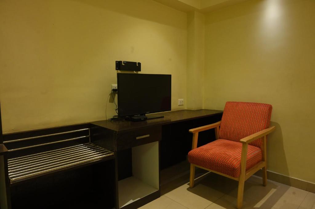 TV a/nebo společenská místnost v ubytování The Citi Residenci Hotel, Bidhannagar
